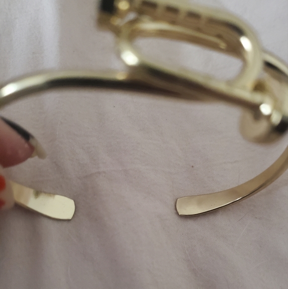 New Twisted Nail Head Gold Cuff Bracelet. - Picture 5 of 15